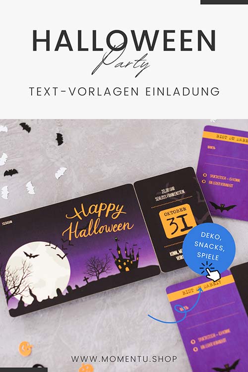 Einladungskarten mit Halloween Design auf einem Tisch, dekoriert mit kleinen Fledermäusen in Schwarz und Weiß sowie orangen Kürbissen.