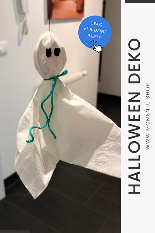 Selbstgemachte Halloween Deko mit gebastelten Geistern und Kürbissen