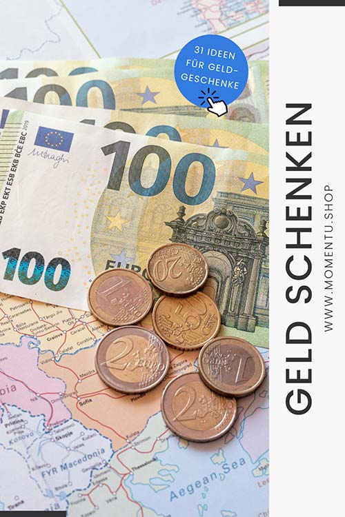 Geldscheine und Münzen, die kreativ verpackt werden und als Geldgeschenk zur Hochzeit überreicht werden.