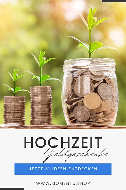 Gestapelte Münzen und Münzen in einem Glas, die als Geldgeschenk zur Hochzeit kreativ verpackt werden.