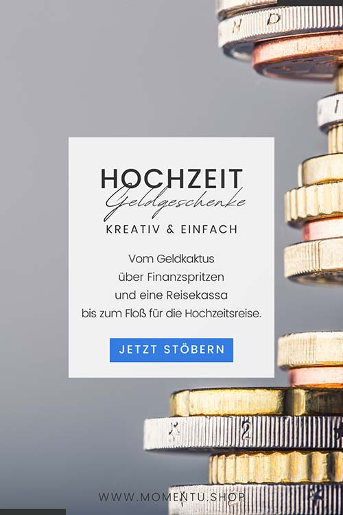 Ein Stapel Münzen, der kreativ in einer Schatztruhe als Geldgeschenk Hochzeit verpackt wird.