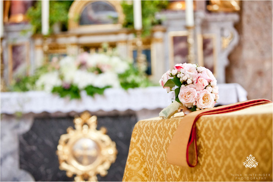Brautstrauß am Altar liegend