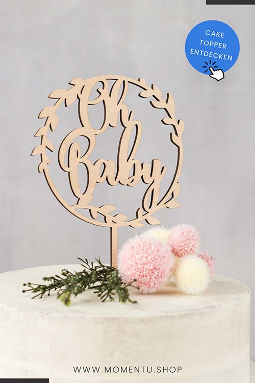 Torte für die Nesting Party mit einem Cake Topper aus Holz. Der Tortenaufsatz mit einem Blätterkranz enthält innen den Schriftzug Oh Baby.