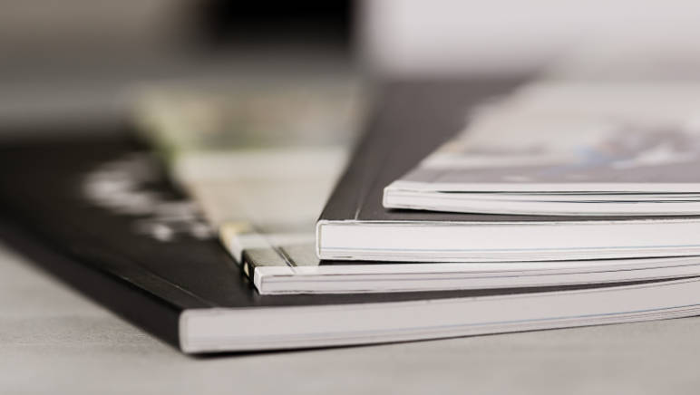 Maturazeitung online gestalten - Klebebindung und eckiger Rücken