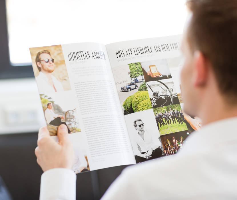 Hochzeitszeitung wird gelesen